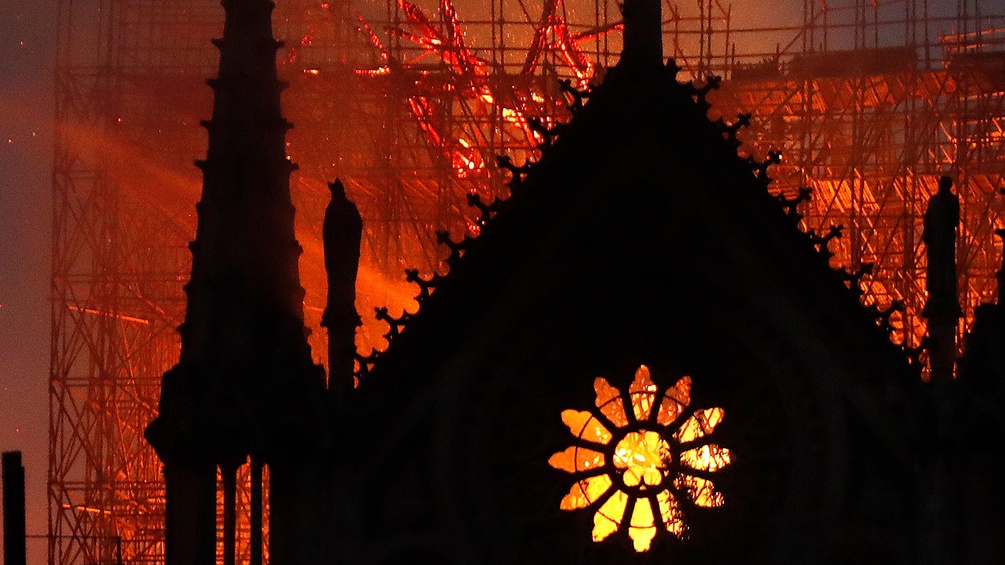 Brennende Kathredale von Notre Dame