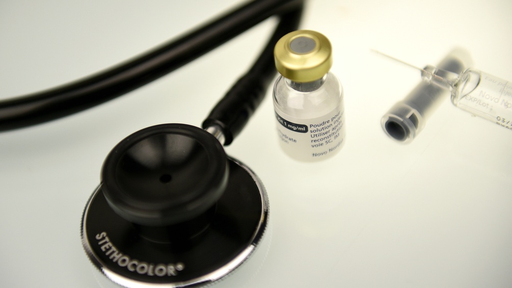 Ein Stethoskop, Medizin und eine Spritze