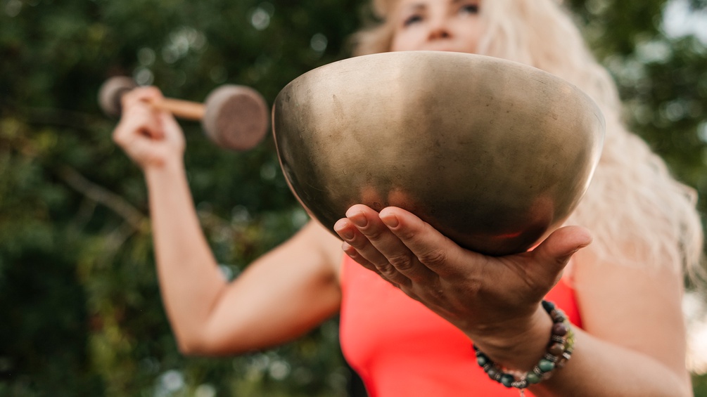 PICTUREDESK.COM/WESTEND61/KATE BAGLER Achtsamkeit: Frau hält große Metallschüssel in Händen