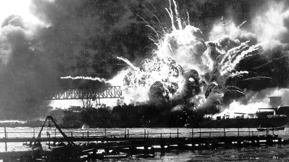 Explodierende USS Shaw beim japanischen Angriff auf Pearl Harbor, 1941
