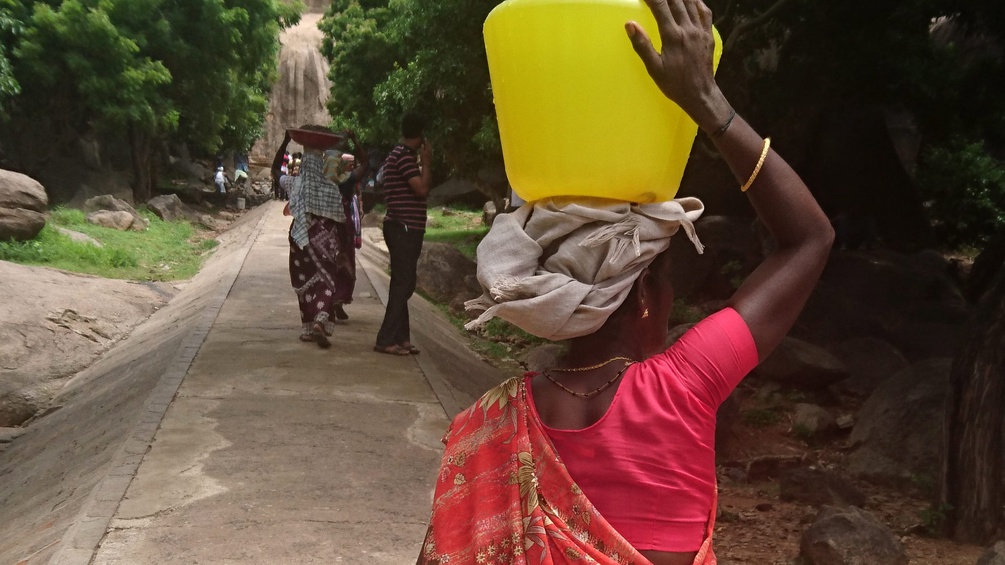 Frau in Indien trägt Wasser