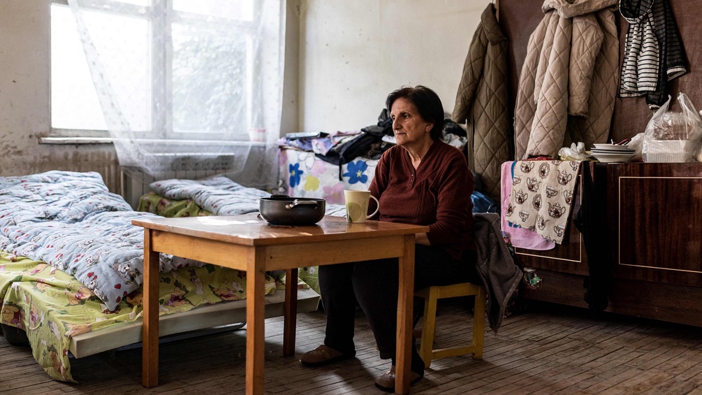 Eine Armenische Frau in einem Shelter.