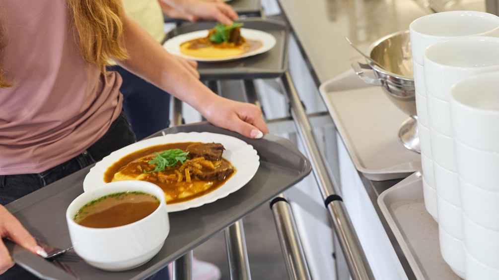 Schulessen: Essen auf dem Tablett