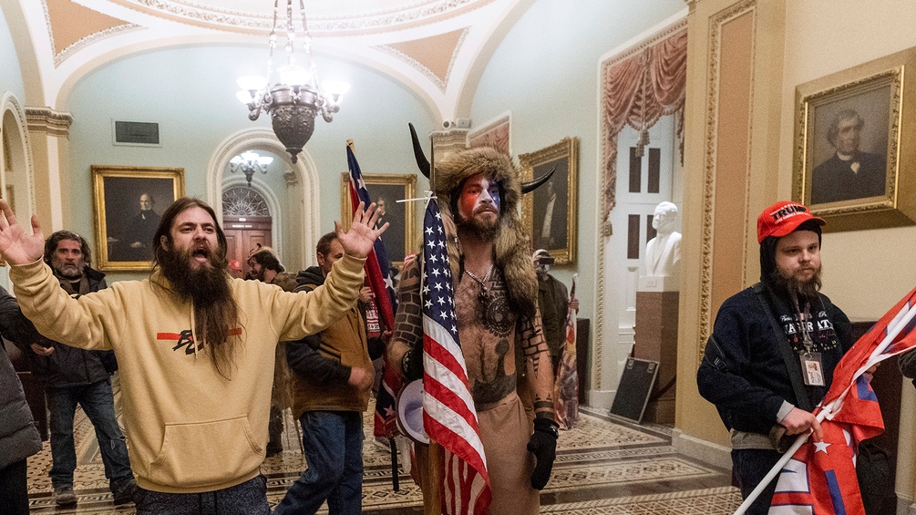 Aktivist Jake Angeli mit weiteren Trumpanhängern im Capitol