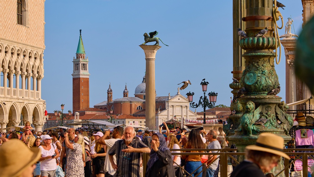 Überfüllter Markusplatz in Venedig
