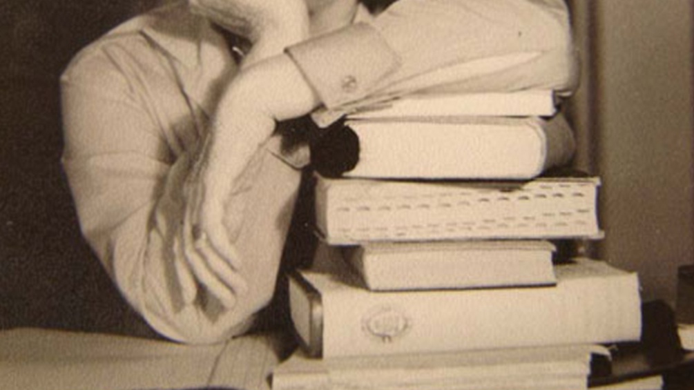  Silvina Ocampo lehnt auf einem Stapel Bücher.
