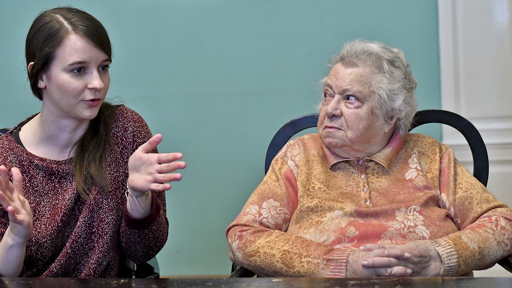 Journalistin Marlene Groihofer und Holocaust-Überlebende Gertrude 
