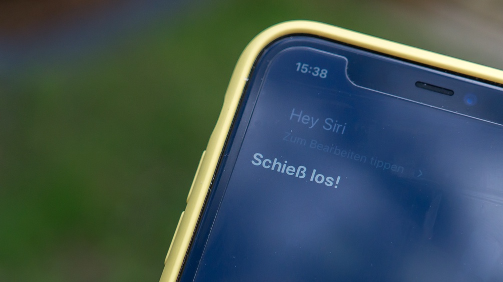 Smartphone-Bildschirm mit Siri-Text