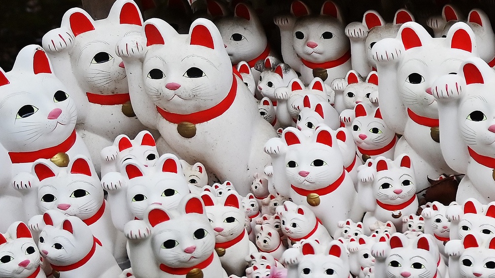 Viele weiße winkende Katzen