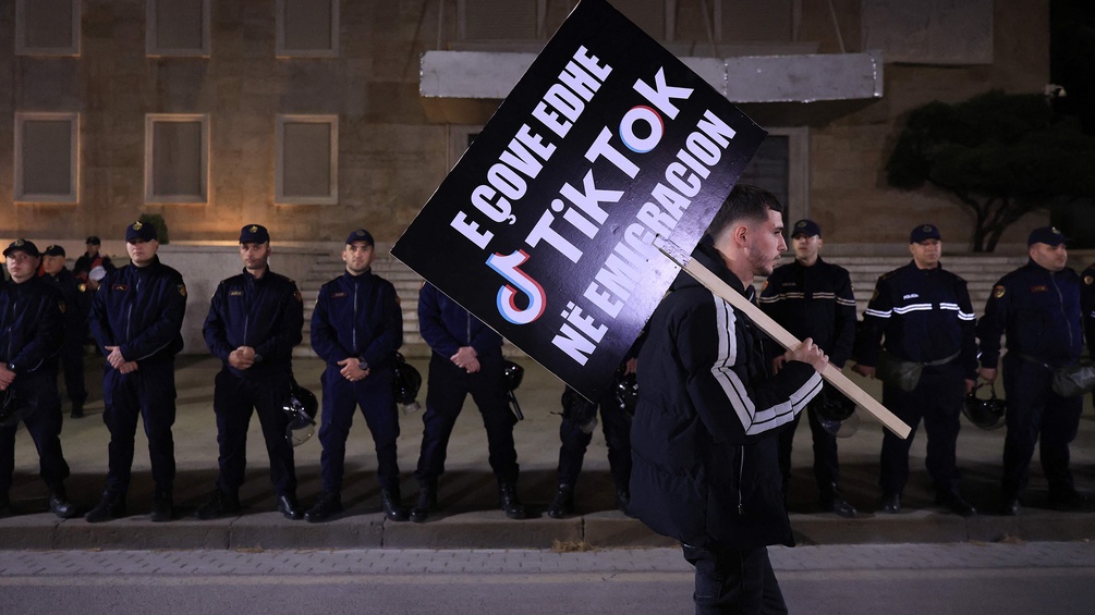 PICTUREDESK.COM/AFP/ADNAN BECI Demonstrant mit Protestschild in Albanien