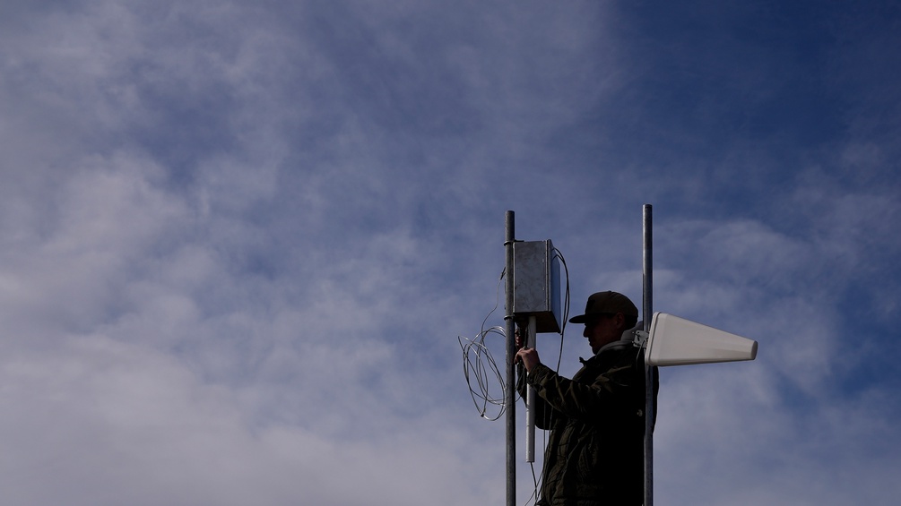 PICTUREDESK.COM/AP/BRITANNY PETERSON Mann bei der Installation eines Cloud-Seeding-Elements