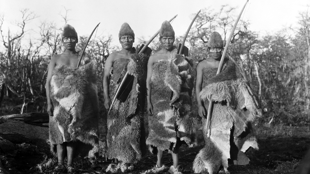 Indigene Männer in Südchile, fotografiert etwa 1918-1924 von Martin Gusinde.