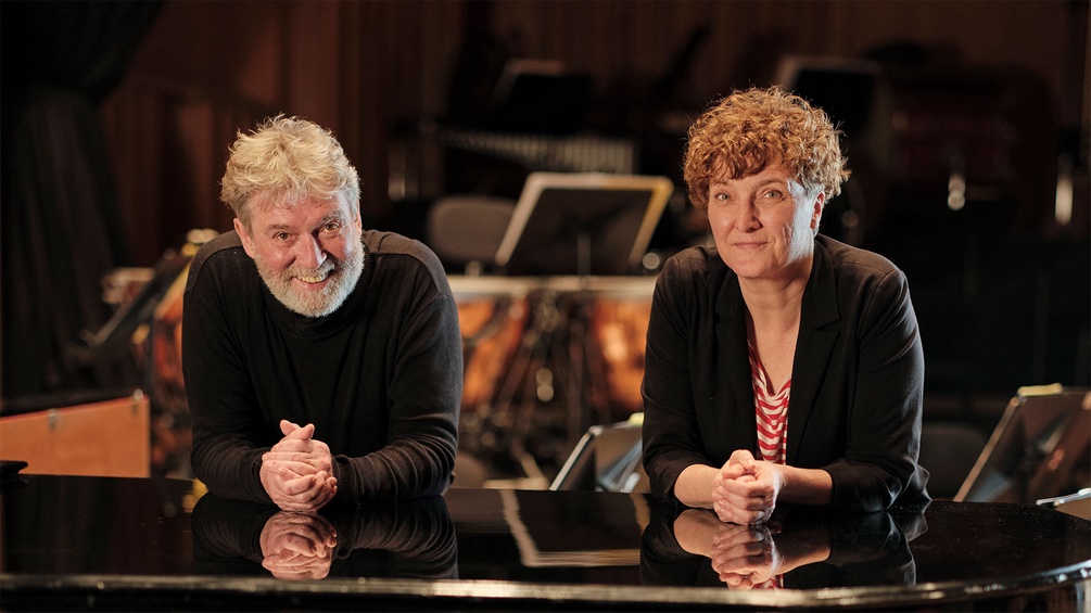 Christian Scheib und Elke Tschaikner über ein Klavier gebeugt