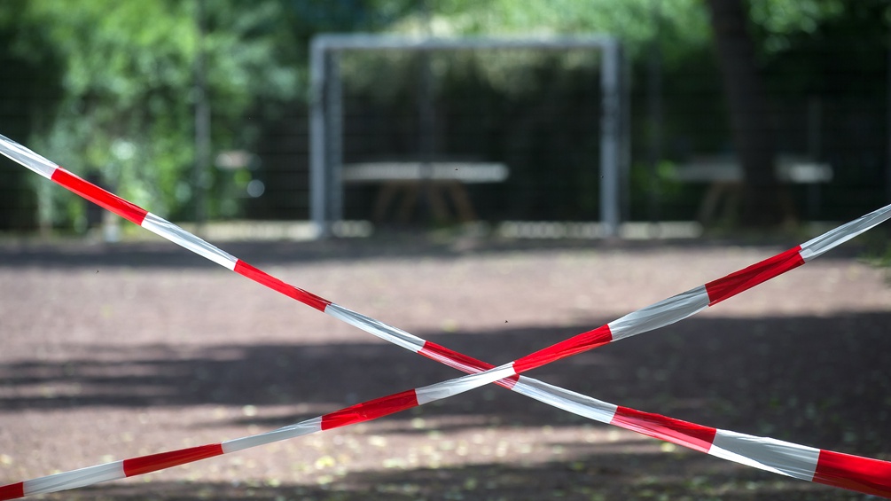 PICTUREDESK.COM/CARO/ECKELT Absperrband vor Fußballplatz