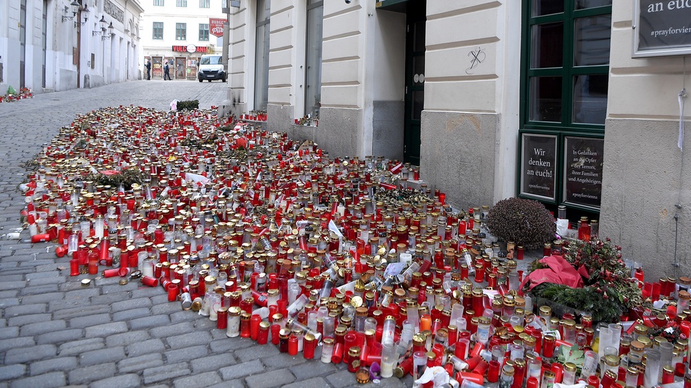 Blumen und Kerzen am Ort des Anschlags in Wien.