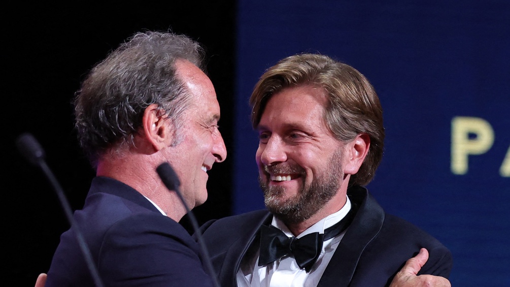 Zwei Mäner umarmen sich lachend: Vincent Lindon und Ruben Ostlund