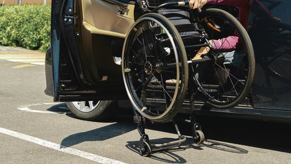 Rollstuhlfahrer und sein Auto