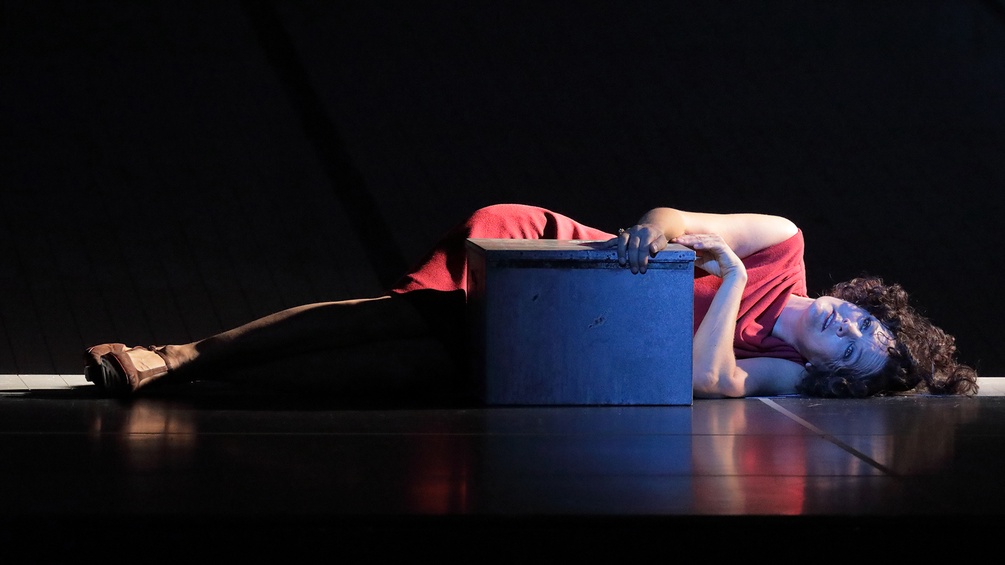 Szene aus "Salome", Darstellerin liegt auf dem Boden