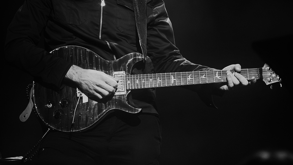 Peter Rom hält Gitarre