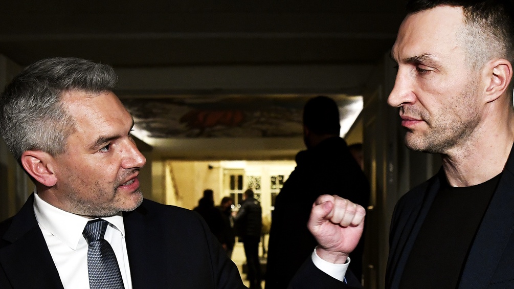Bundeskanzler Karl Nehammer (ÖVP) und der frühere Box-Weltmeister und Bruder des Bürgermeisters von Kiew, Wladimir Klitschko.