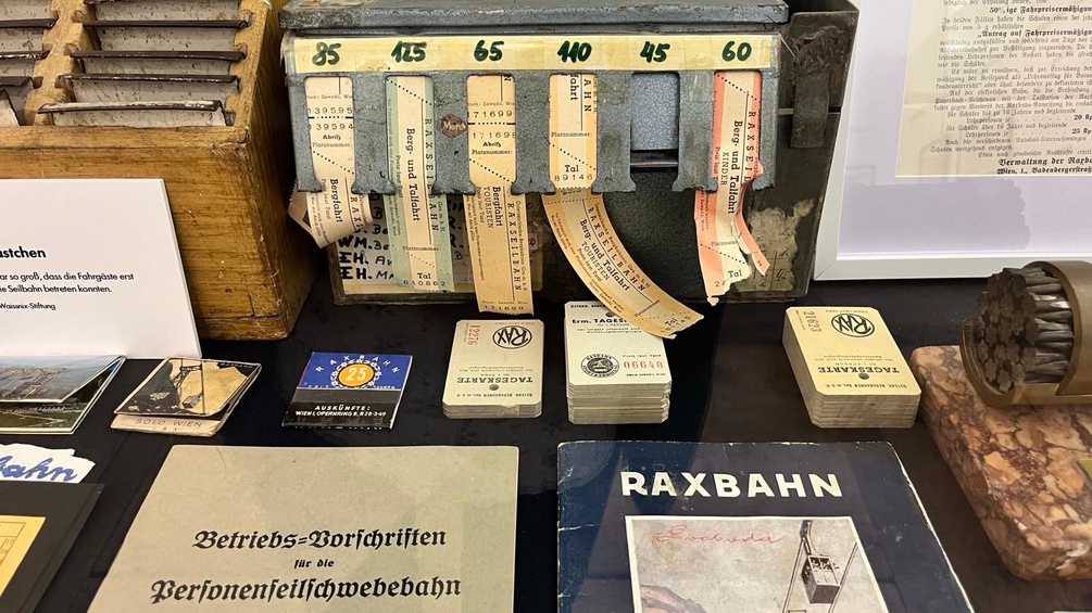 Ausstellungsansicht, Raxbahn
