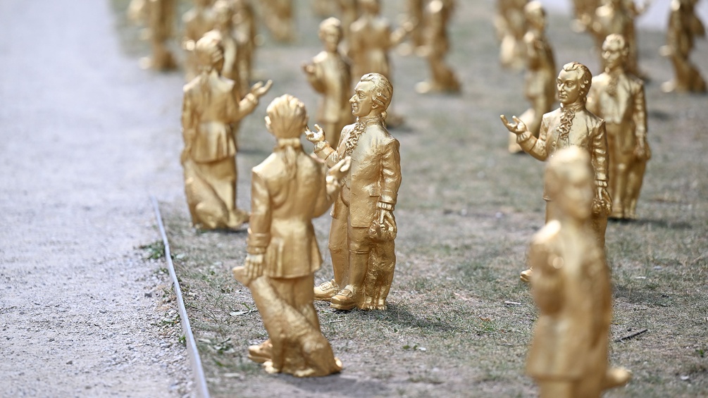 Skulptureninstallation "Mozart - Das unbezähmbare Genie" des deutschen Konzeptkünstlers Ottmar Hörl