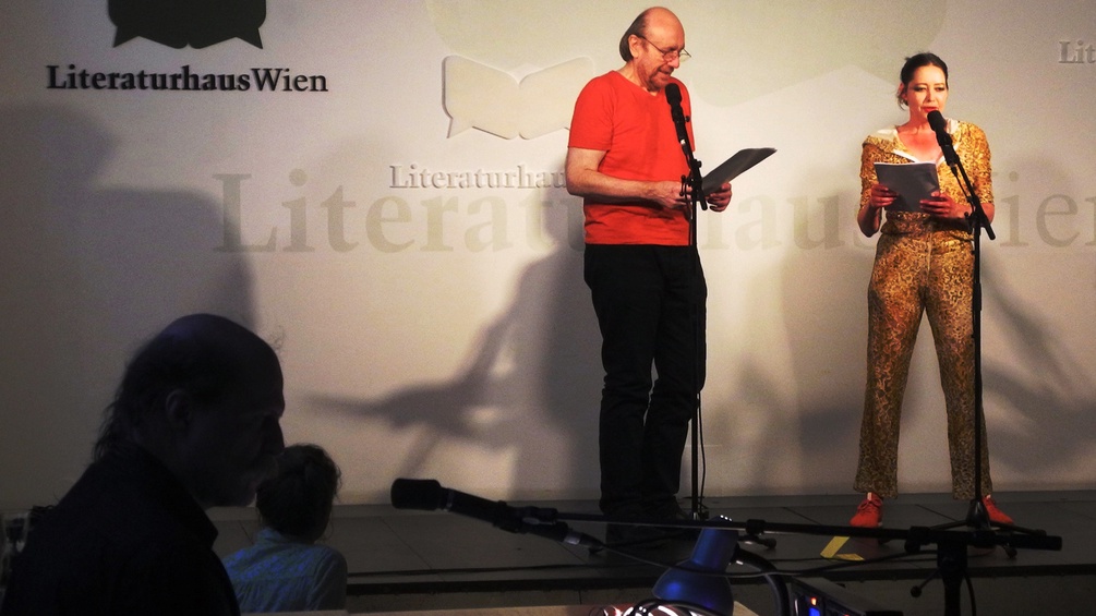 Auftritt auf einer Bühne, ein Mann und eine Frau vor Mikrofonen, Literaturhaus Wien
