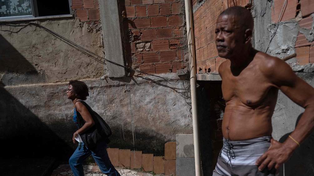 PICTUREDSK.COM/AFP/ MAURO PIMENTEL Mann und Frau in Rio de Janeiro, Favela