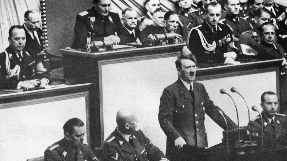 Adolf Hitler vor dem Reichstag
