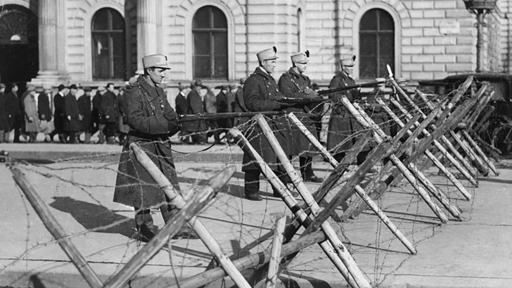  	12. Februar 1934 - vor dem Burgtheater positionierte Heimwehr, gerüstet für bewaffnete Auseinandersetzung in den Straßen