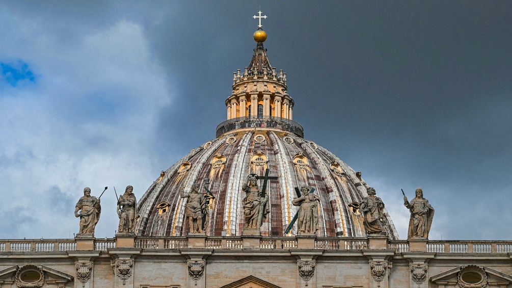 APA/AFP/ANDREAS SOLARO Die Kuppel des Petersdoms in Rom