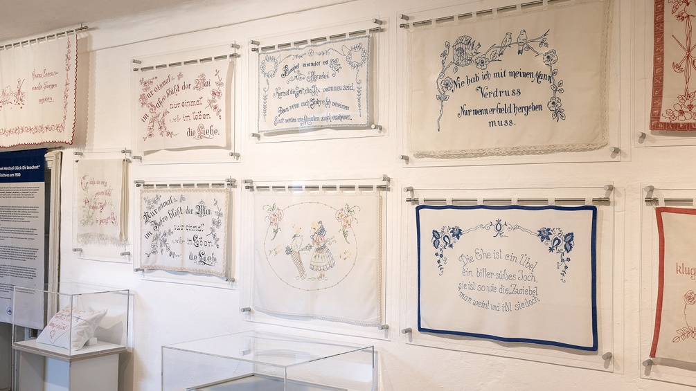 "Am häuslichen Herd sei Glück dir beschert", Ausstellungsansicht
