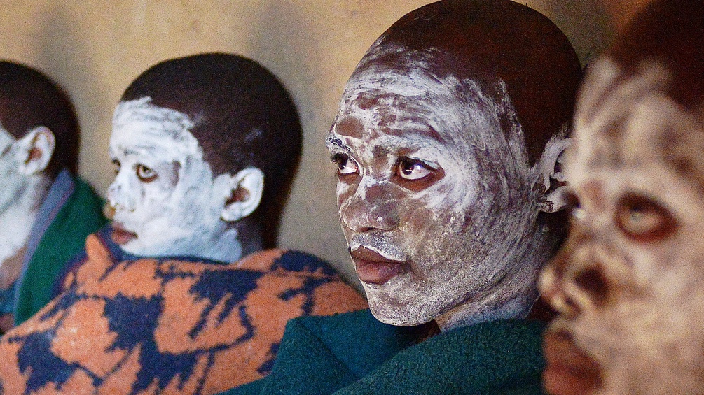 AFP /CARL DE SOUZA Burschen aus dem Stamm der Xhosa in Südafrika