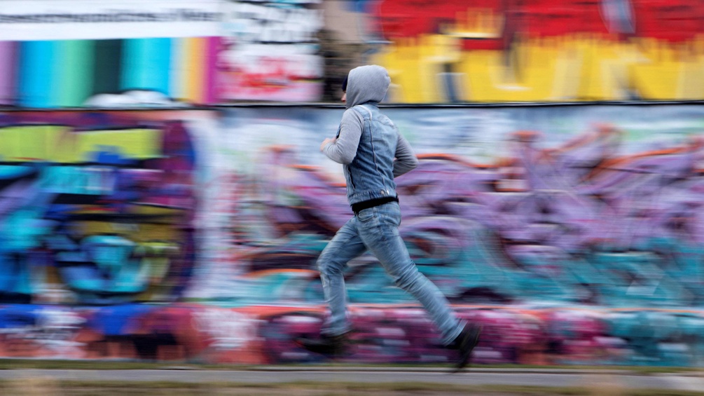 Ein Tschetschene läuft am Donaukanal entlang.