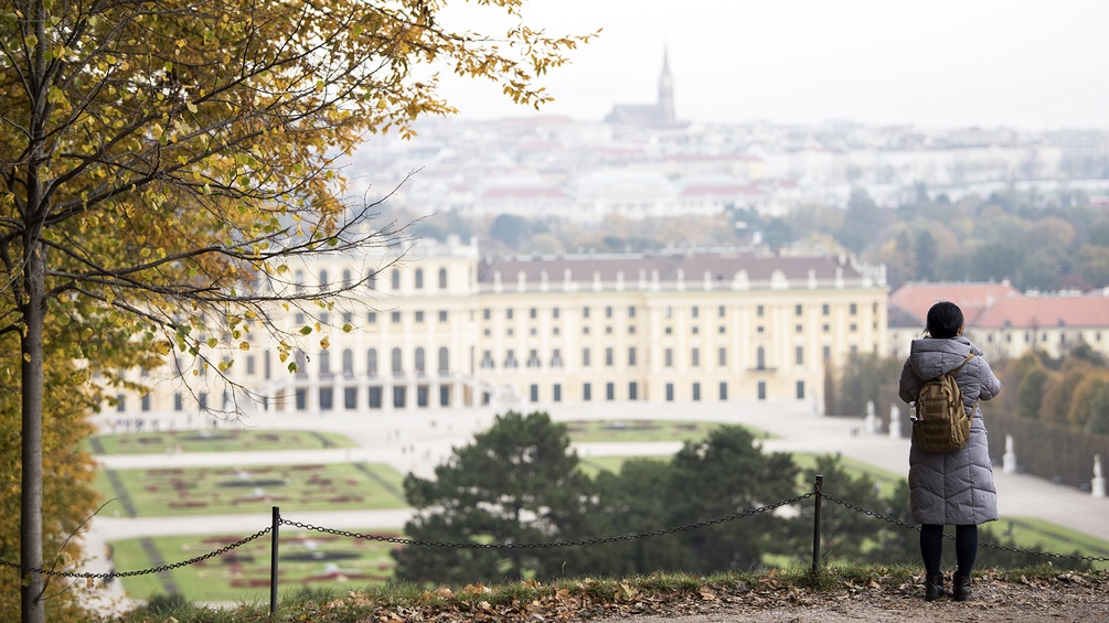 Ein Blick auf das Schloss Schönbrunn mit einer Frau