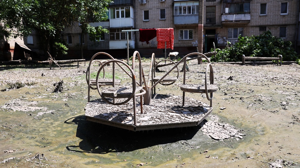 AFP/OLEXANDER KORNYAKOV Ein Kinderspielplatz der überschwemmt wurde.
