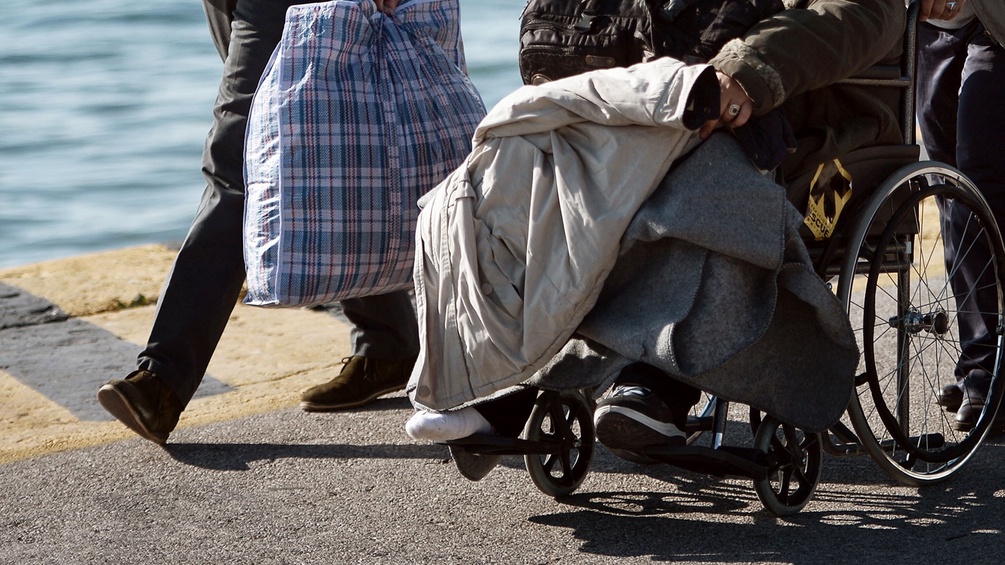 Flüchtlingsfrau im Rollstuhl