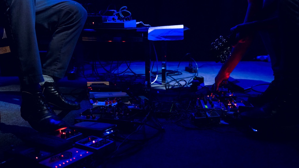 Festival New Adits, Bühne mit elektronischen Musikinstrumenten