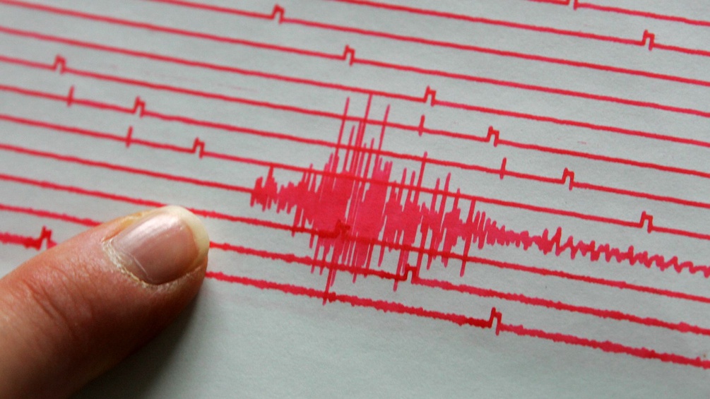 Ein Wissenschafter an der Zentralanstalt fuer Meteorologie und Geodynamik in Wien zeigt auf eine Aufzeichnung eines Erdbebens.
