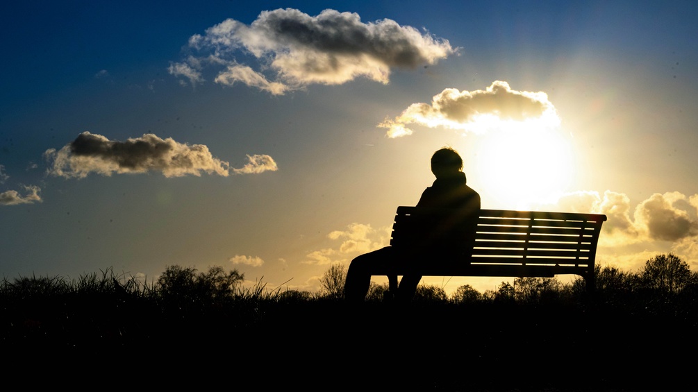 Einsame Person auf einer Bank