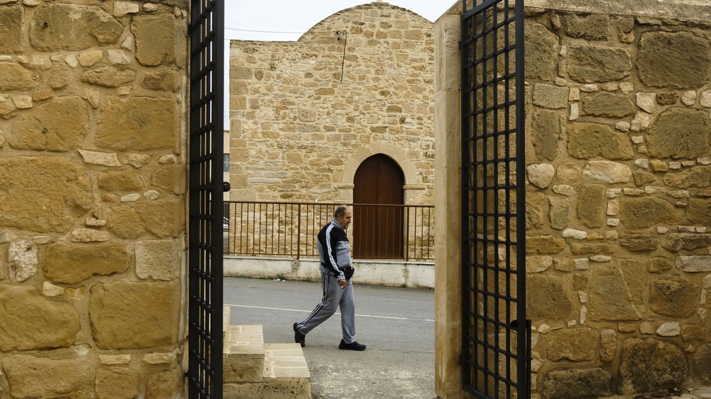 Mann geht vor einer Kirche in Zypern