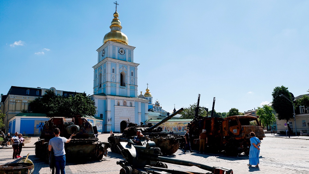 Russisches Militärequipment vor einer Kirche in Kiew