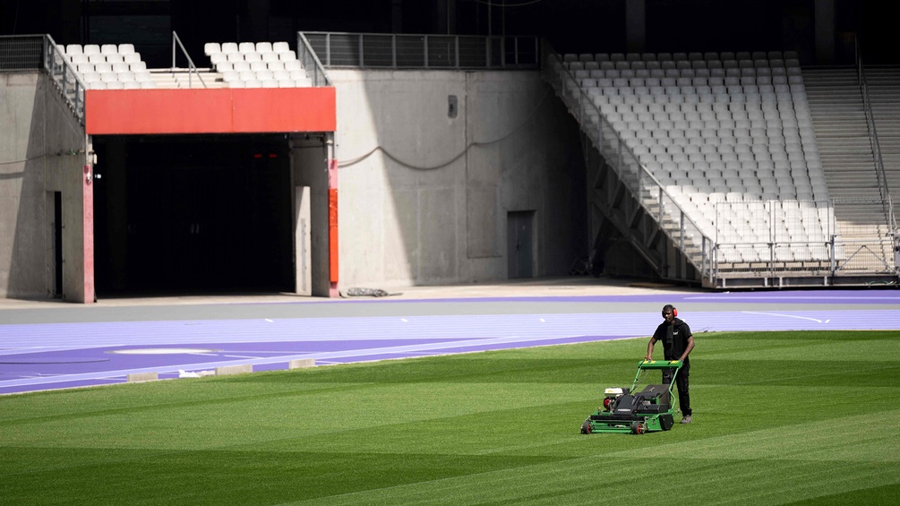Gärtner mäht den Rasen in einem Stadion in Saint-Denis, einem Vorort von Paris