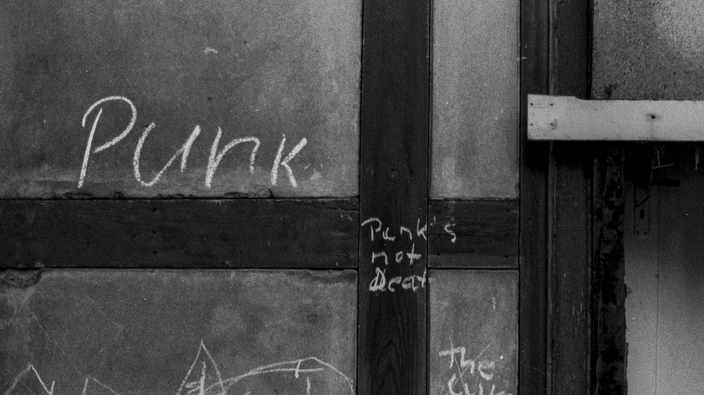 Punk-Schriftzug auf einer Holzwand in der ehemaligen DDR, 1988
