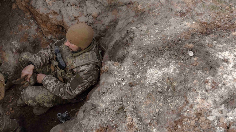 Ukrainischer Soldat in einem Schützengraben