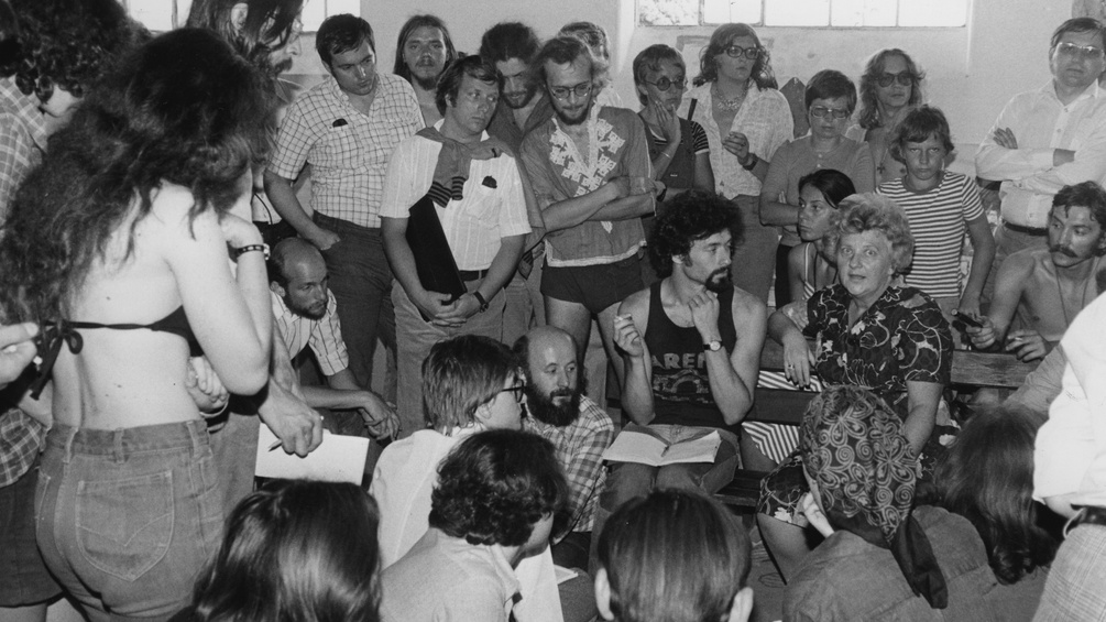 Arena 1976: Die damalige Wiener Vizebürgermeisterin Gertrude Fröhlich-Sandner im Kreise diskutierender Besetzer und Besetzerinnen im ehemaligen Auslandsschlachthof St. Marx.