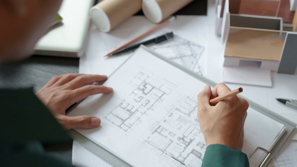 Eine Frau plant Architektur