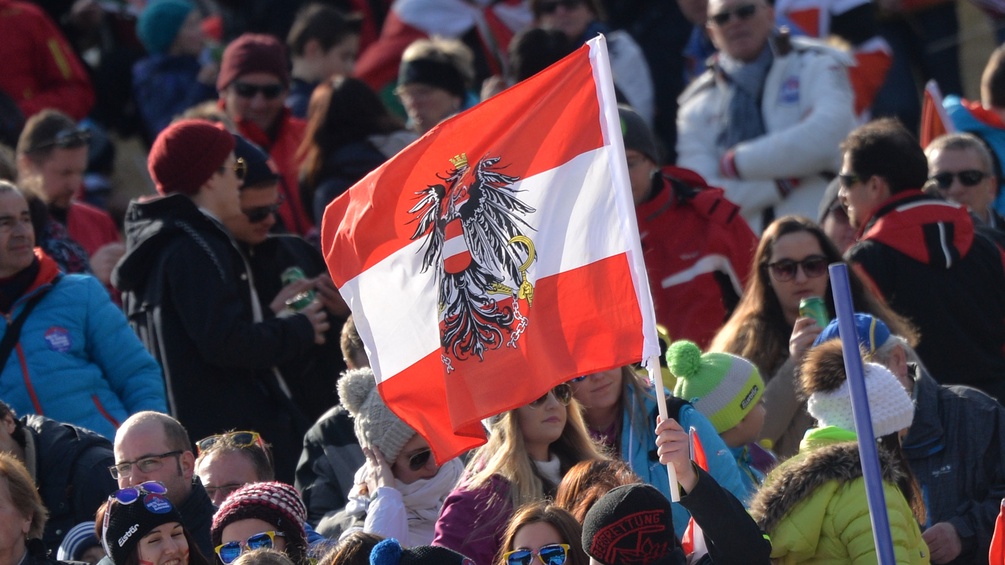 Zuschauer bei einem Skirennen mit österreichischen Fahne