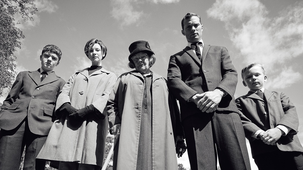 2021 FOCUS FEATURES, LLC. Lewis McAskie als "Will", Caitriona Balfe als "Ma", Judi Dench als "Granny", Jamie Dornan als "Pa", und Jude Hill als "Buddy".