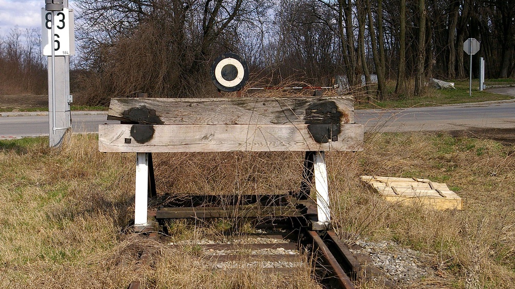 Prellbock am Ende der Eisenbahnschienen, die frueher, vor dem "Eisernen Vorhang" die Ortschaft Laa/Thaya und den tschechischen Ort Frates verband.